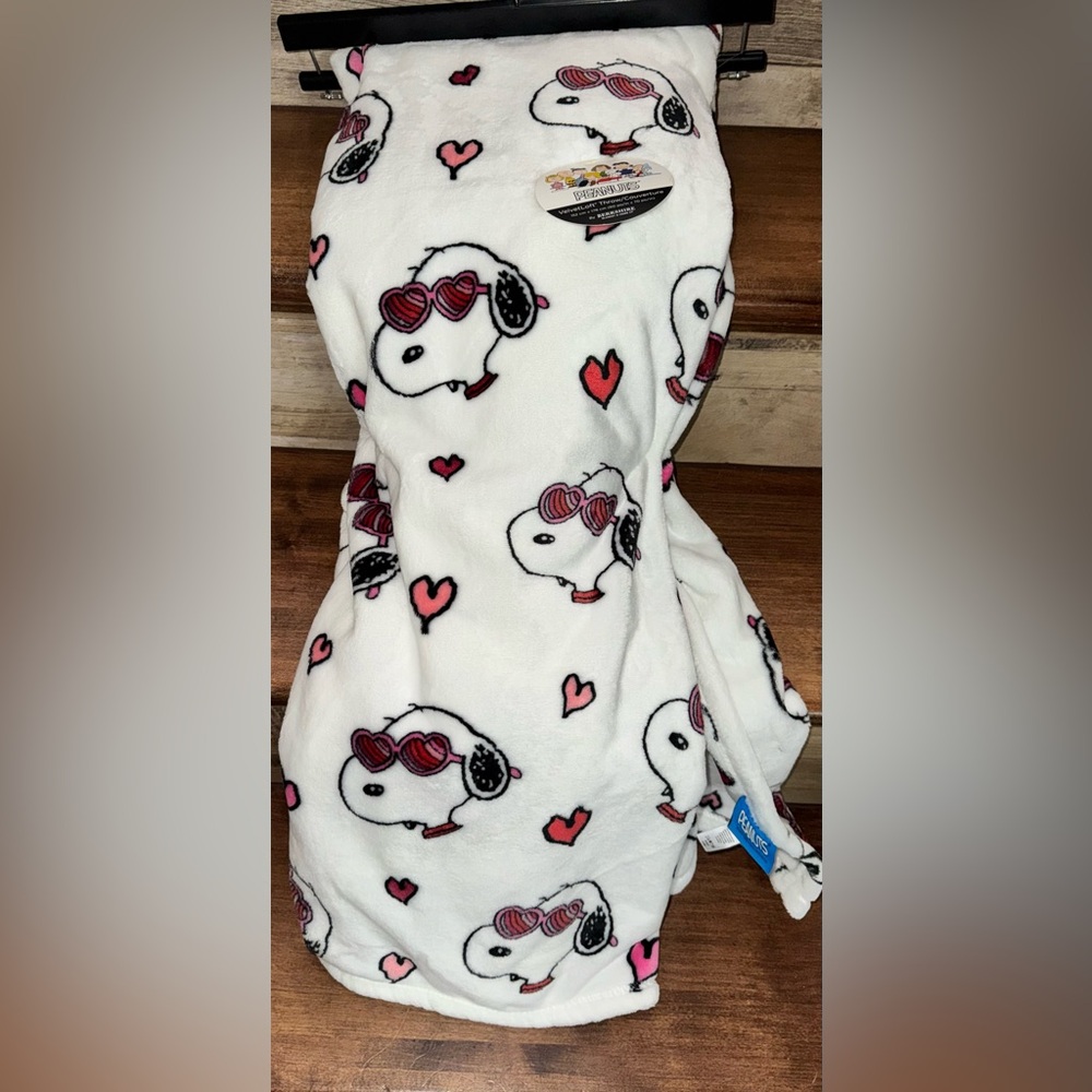 Cute 🥰 Berkshire Peanuts Snoopy Valentines VelvetLoft Blanket in White and Pink